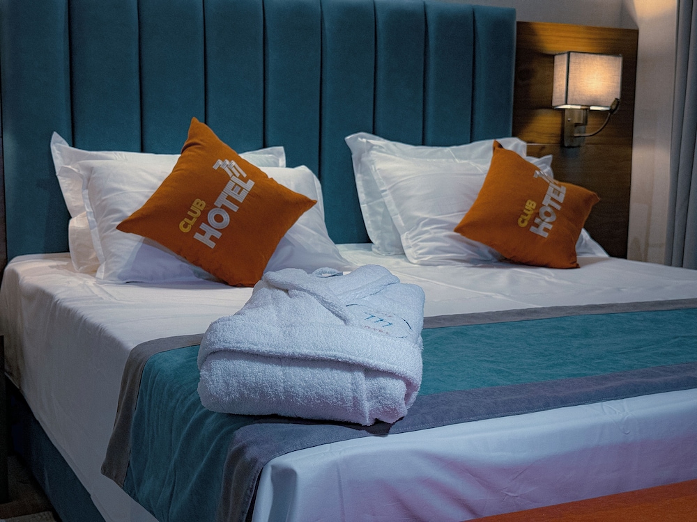 Deluxe Room, 1 King Bed, Courtyard View