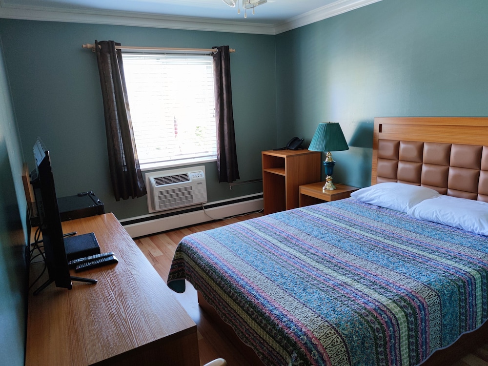 Basic Room, 1 Queen Bed photo 2