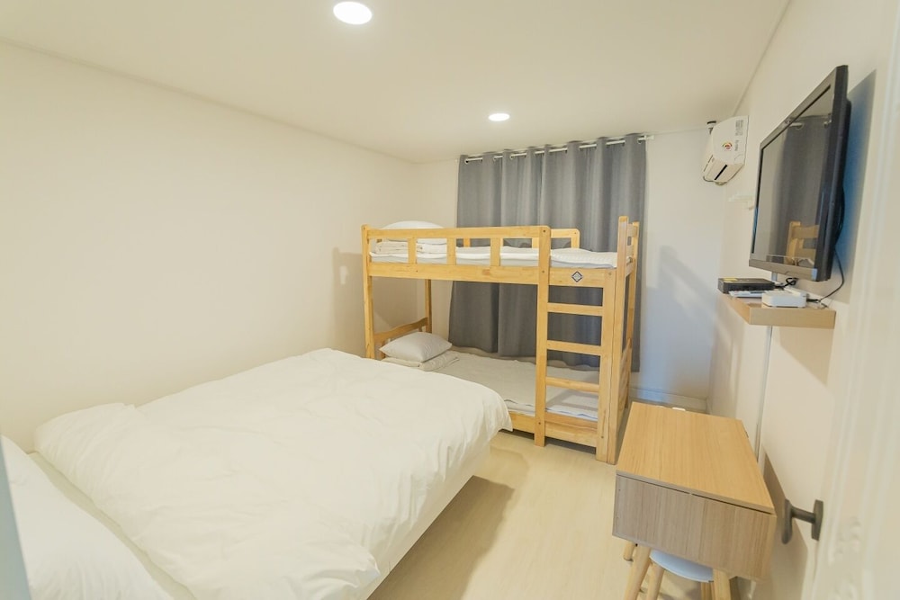 Family Room (4 - person) photo 1
