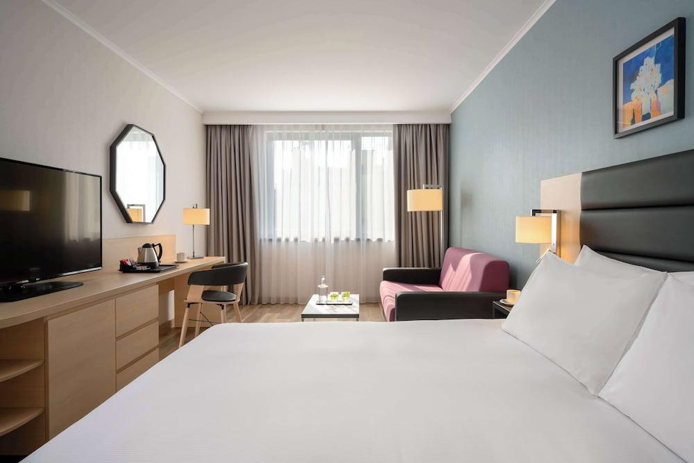 Family Room, 1 King Bed - Photo 5