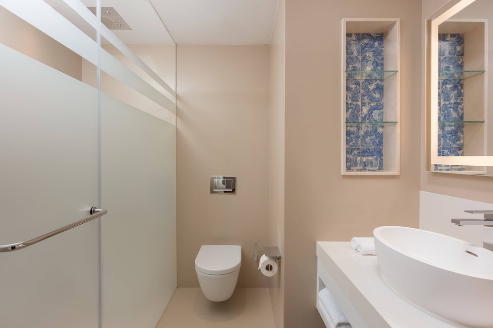 Suite, 1 Queen Bed, Resort View (Balcony) - Photo 4