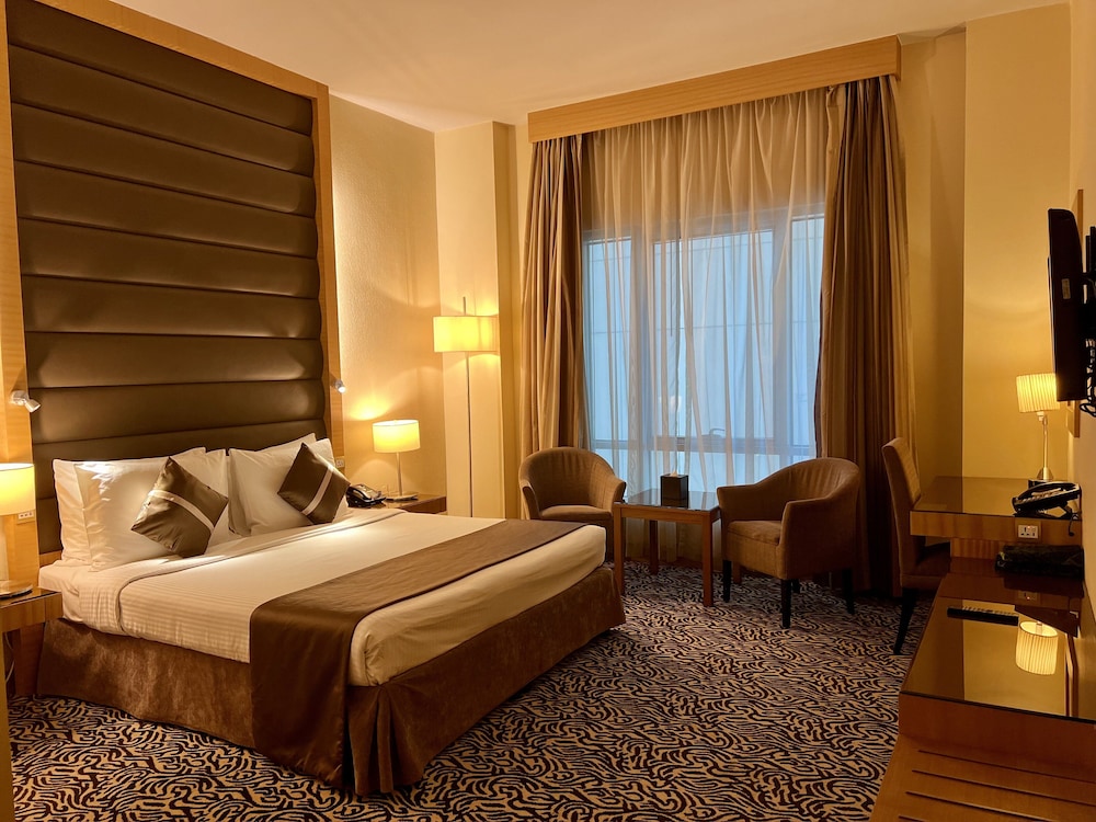 Superior Room, 1 King Bed photo 3