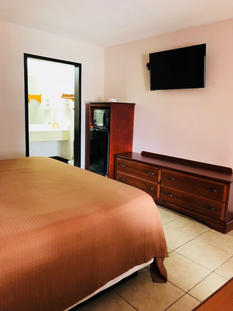 Standard Room, 1 King Bed photo 2