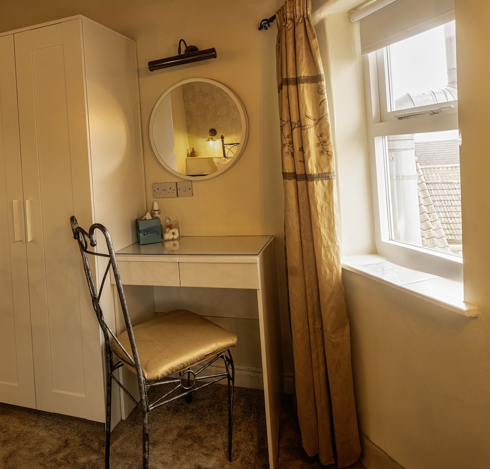 Deluxe Double Room, Ensuite, Courtyard View photo 3