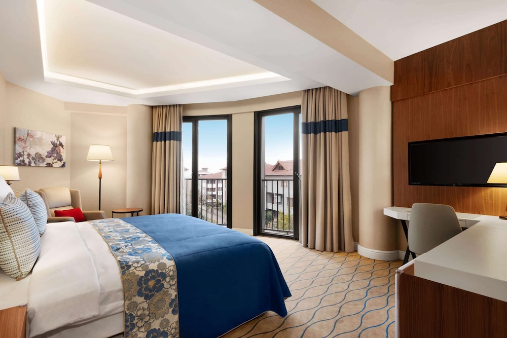 Deluxe Room, 1 King Bed, Smoking (Super) photo 1