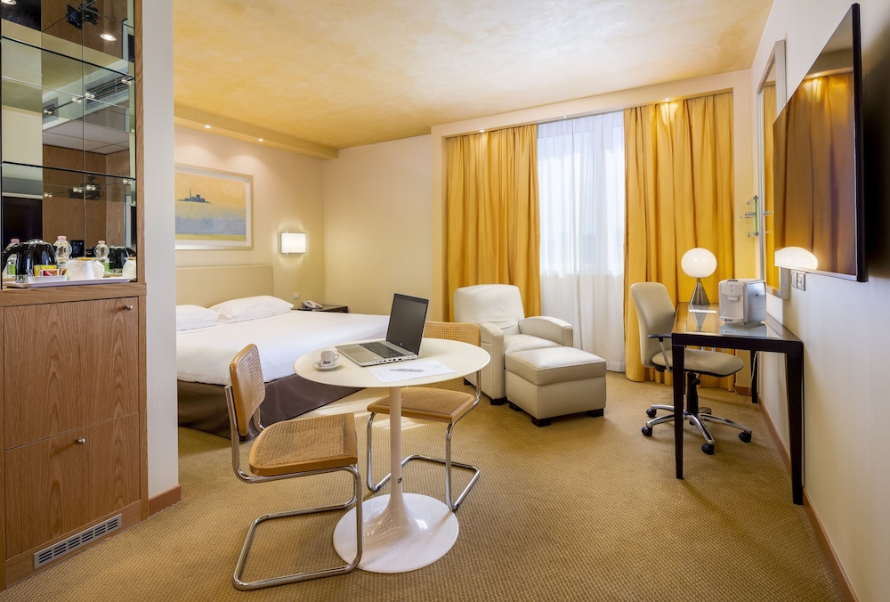 Suite, 1 King Bed (Living Area) - Photo 10
