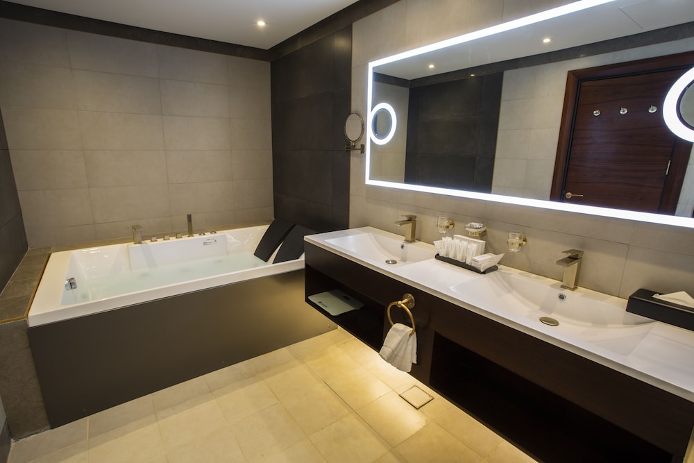 Executive Suite - Photo 7