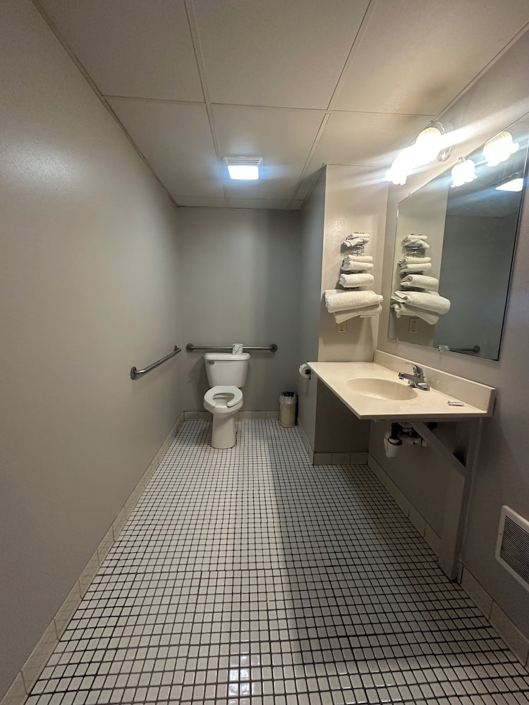 Single Room, 2 Queen Beds photo 1