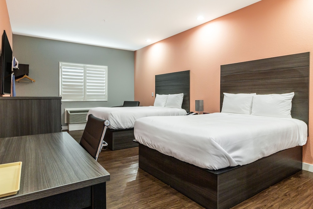 Standard Room, 2 Queen Beds - Photo 7