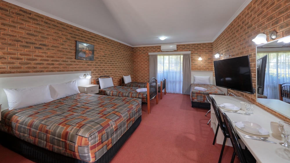 Family Triple Room, Multiple Beds photo 3