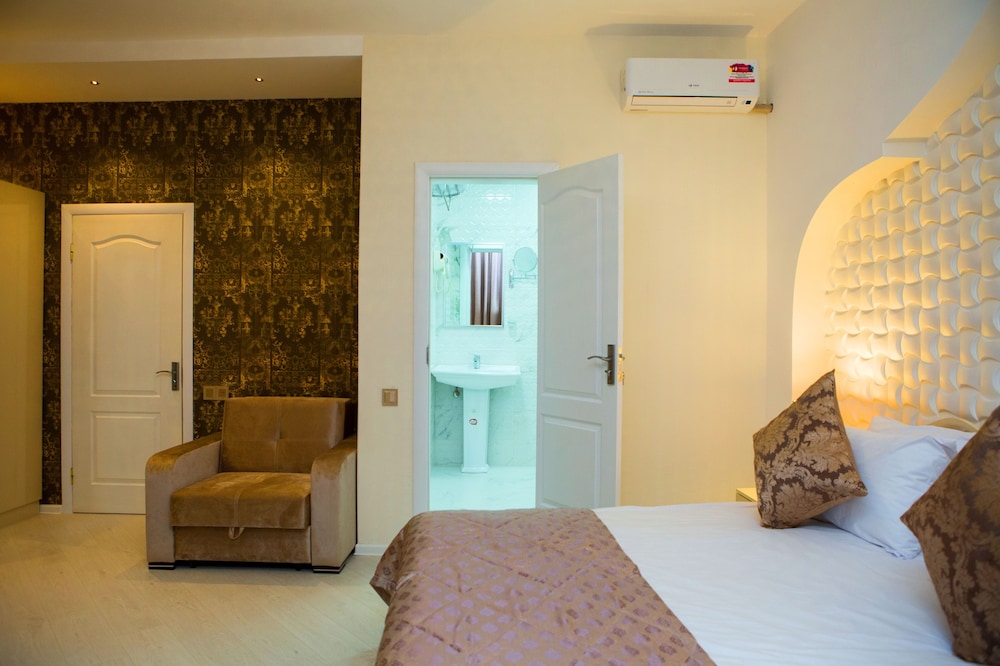 Family Suite, Multiple Beds, Partial Sea View - Photo 5