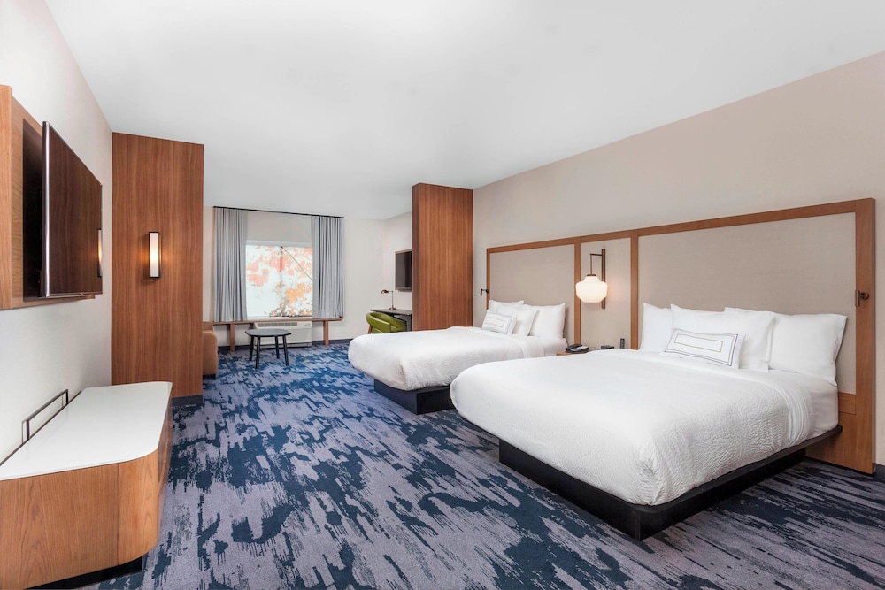 Suite, Multiple Beds (Mobility/Hearing Accessible, Tub)