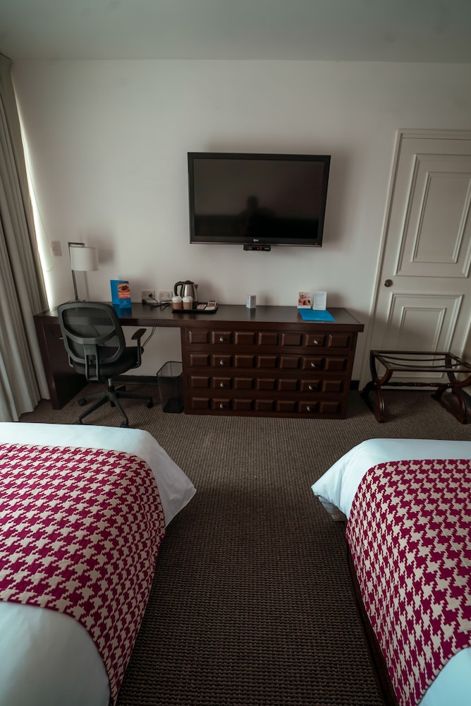 Superior Room, 2 Twin Beds, Non Smoking, Pool View - Photo 4