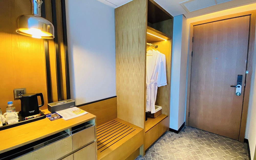 Deluxe Double Room, 1 King Bed, City View - Photo 4