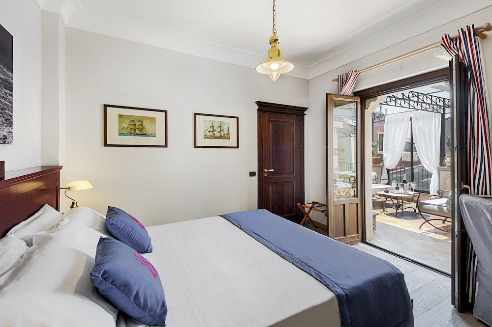 Deluxe Double Room, 1 Queen Bed, Garden View (Suite Jonio)