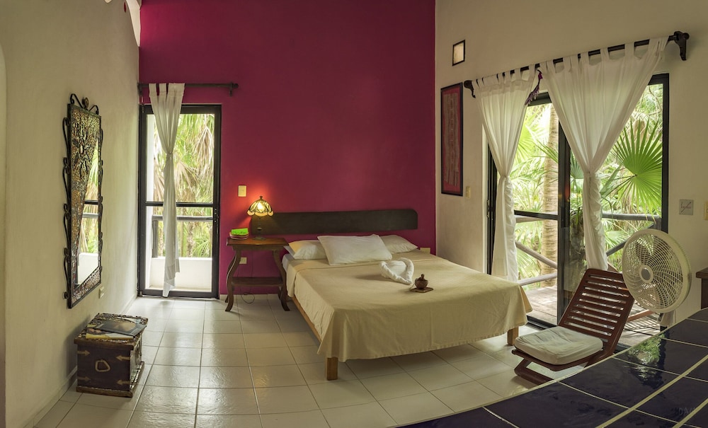 Ave de Paraiso Garden Studio