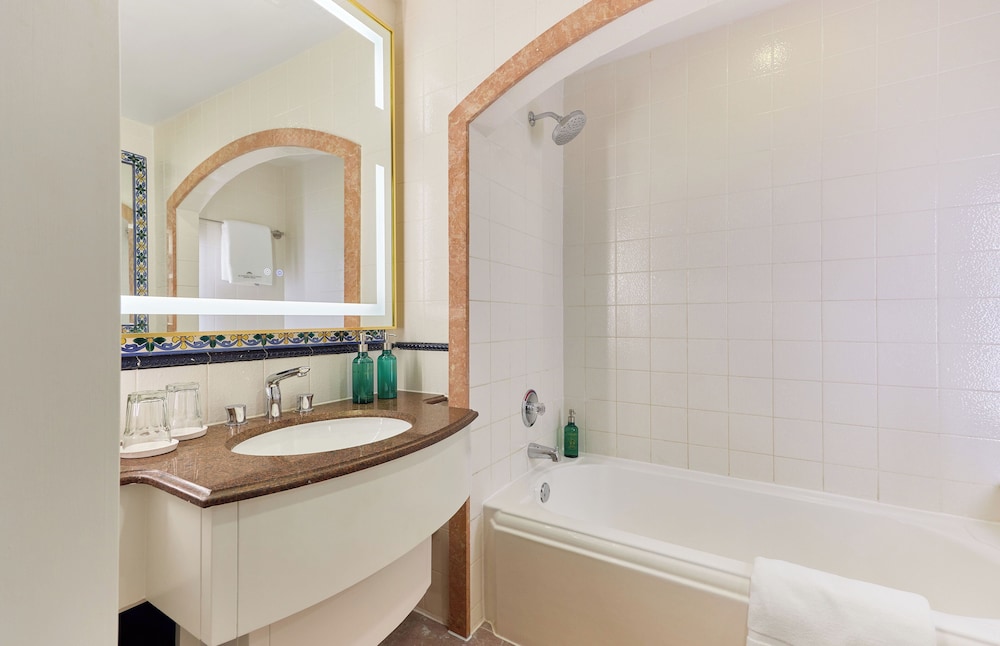 Suite, Balcony, City View - Photo 3