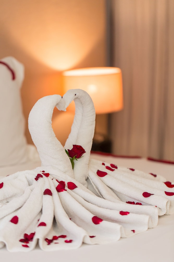 Deluxe Suite, Bathtub, Garden View