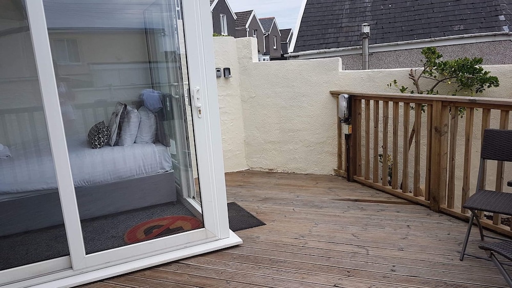 Basic Single Room, 1 Twin Bed, Ensuite photo 2