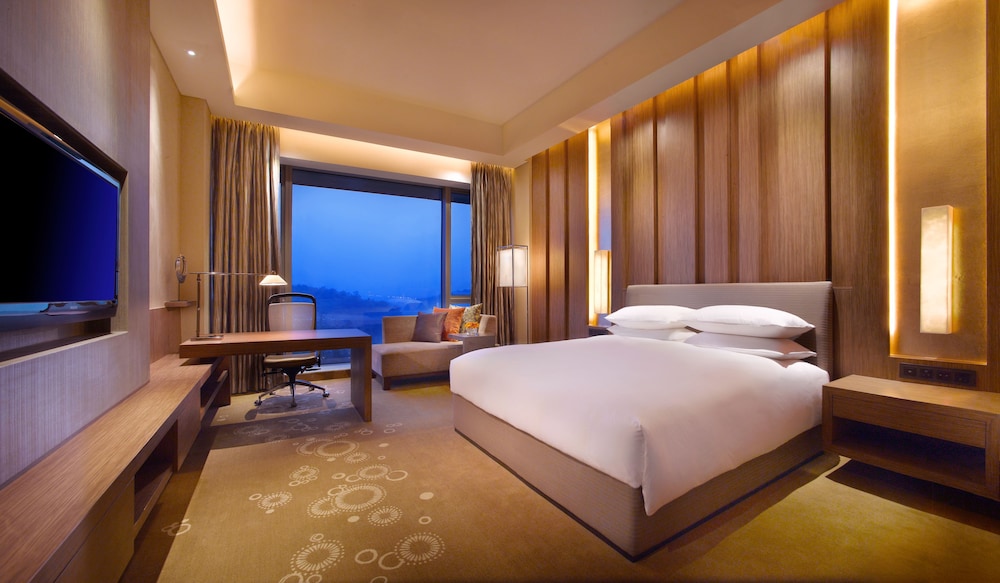 Deluxe Room, 1 King Bed - Photo 1