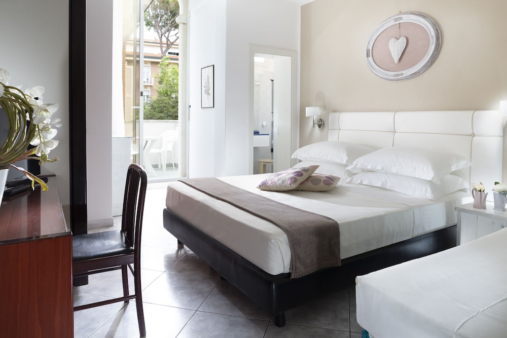Standard Quadruple Room (4 People) photo 1