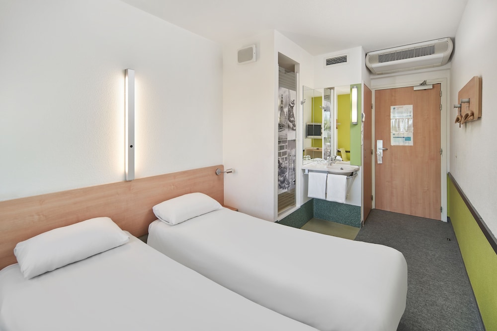 Standard Twin Room, 2 Twin Beds - Photo 5