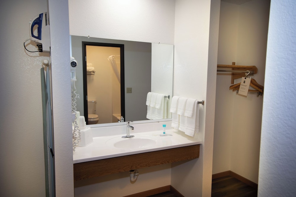 Handicap Accessible Single Room, 1 King Bed, Non Smoking - Photo 8
