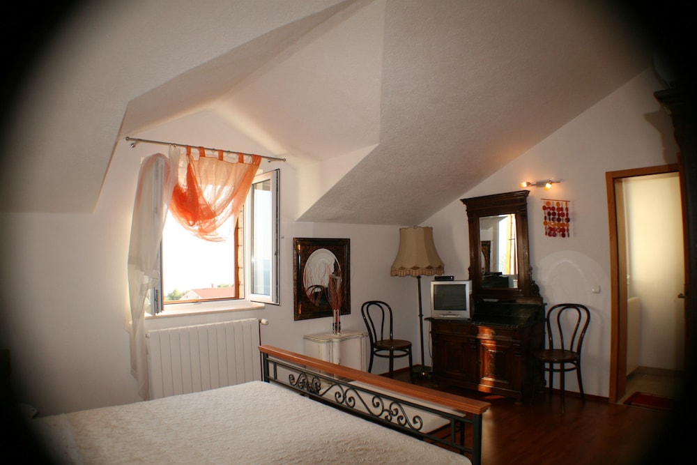 Room (S1)