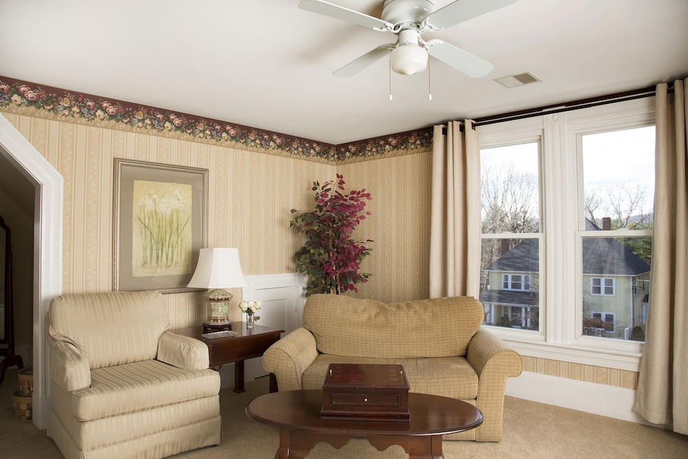 Jefferson Deluxe Suite - Jetted Tub photo 2
