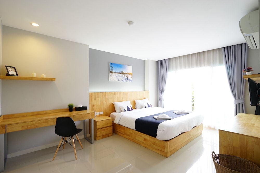 Superior Room, 1 King Bed photo 3