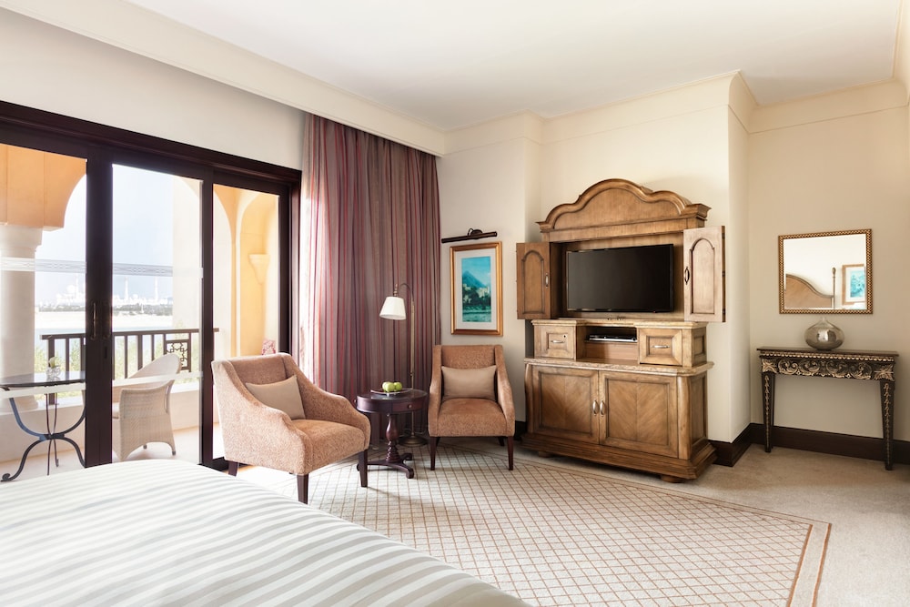 Premier Room, 1 King Bed photo 2