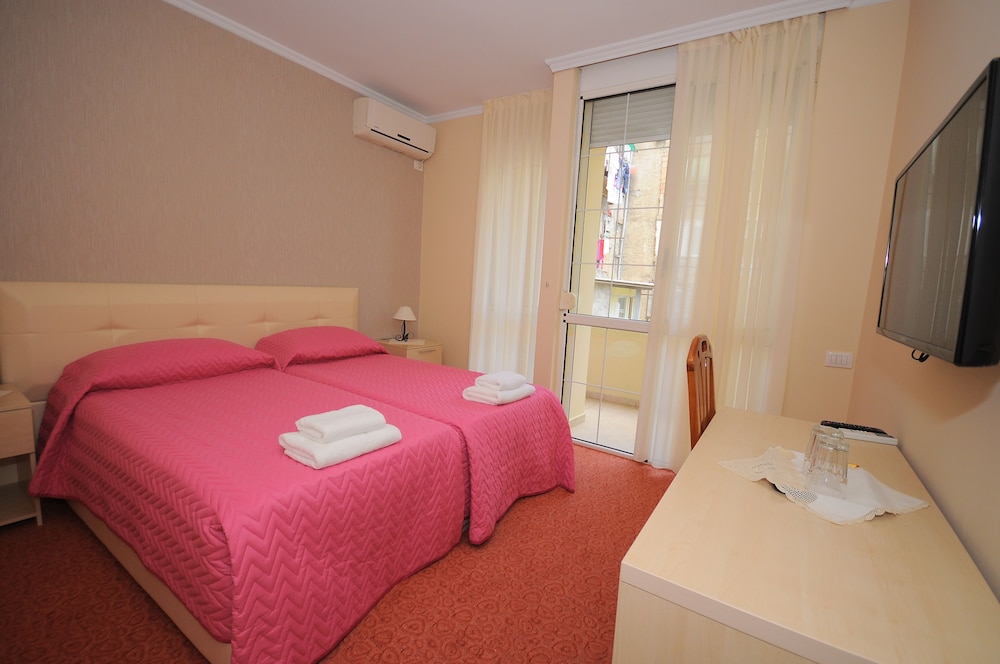 Standard Twin Room, 1 Bedroom, Accessible, City View photo 1