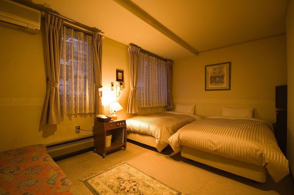 Twin Room, Shared Bathroom photo 1