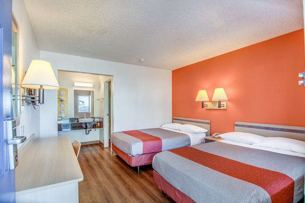 Standard Room, 2 Double Beds, Non Smoking photo 3