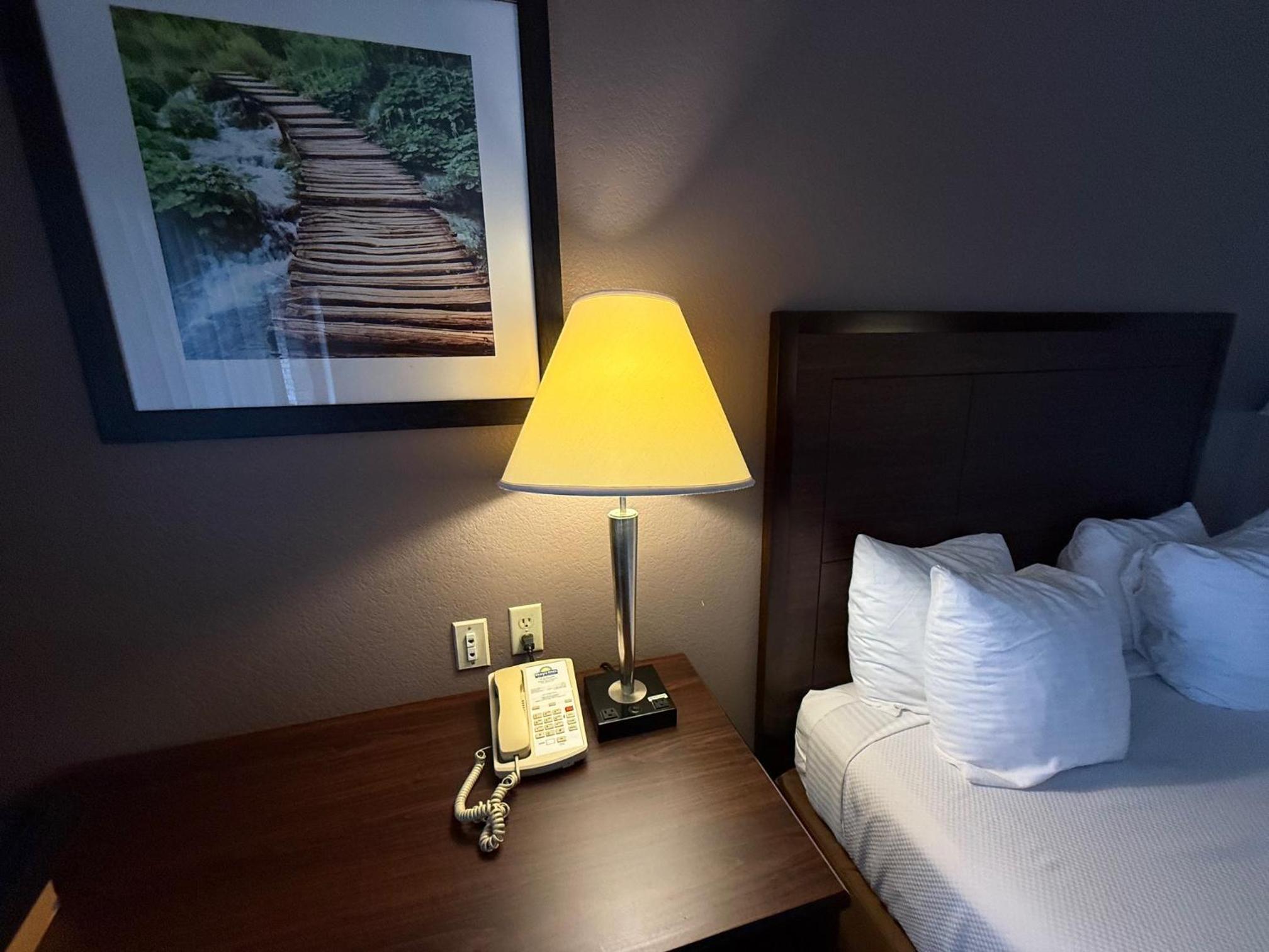 Queen Room With Two Queen Beds - Photo 2