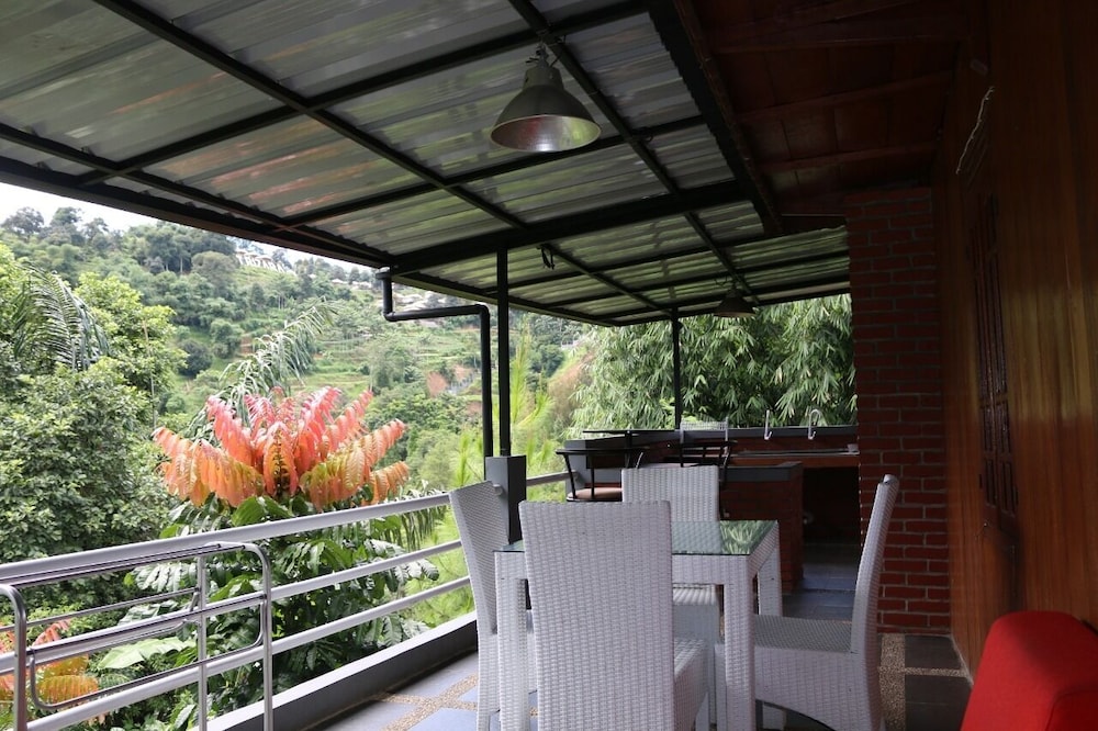 Family Room with Balcony photo 3