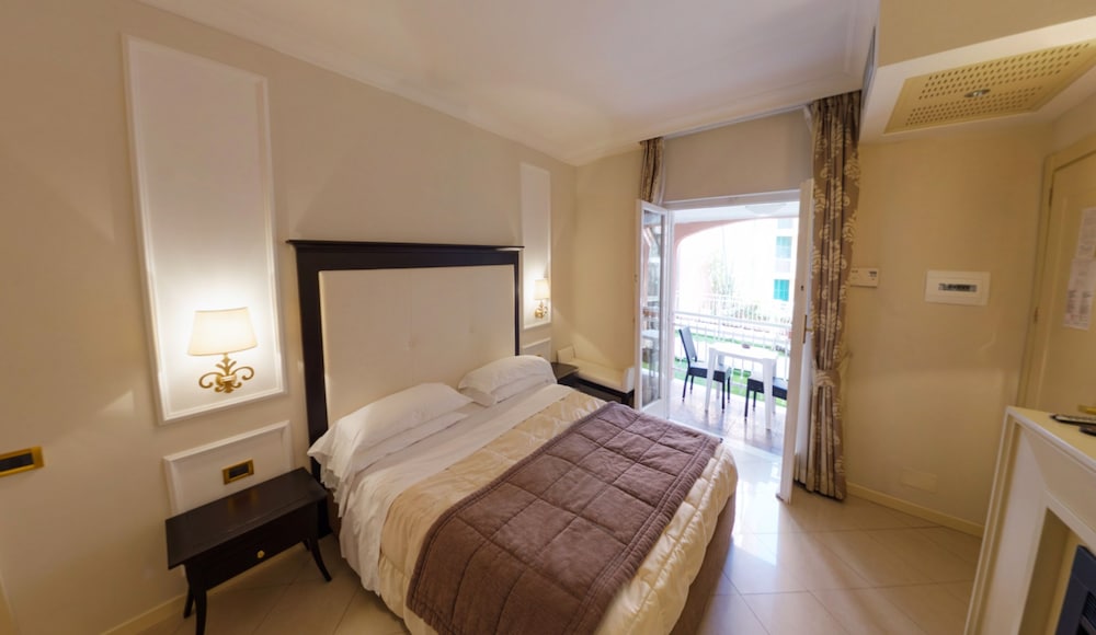 Standard Double Room (beach access NOT included) - Photo 1