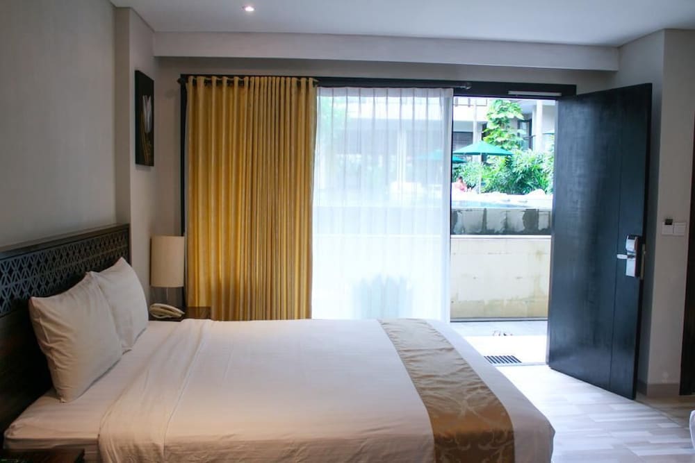 Junior Studio Suite, 1 King Bed, Pool View
