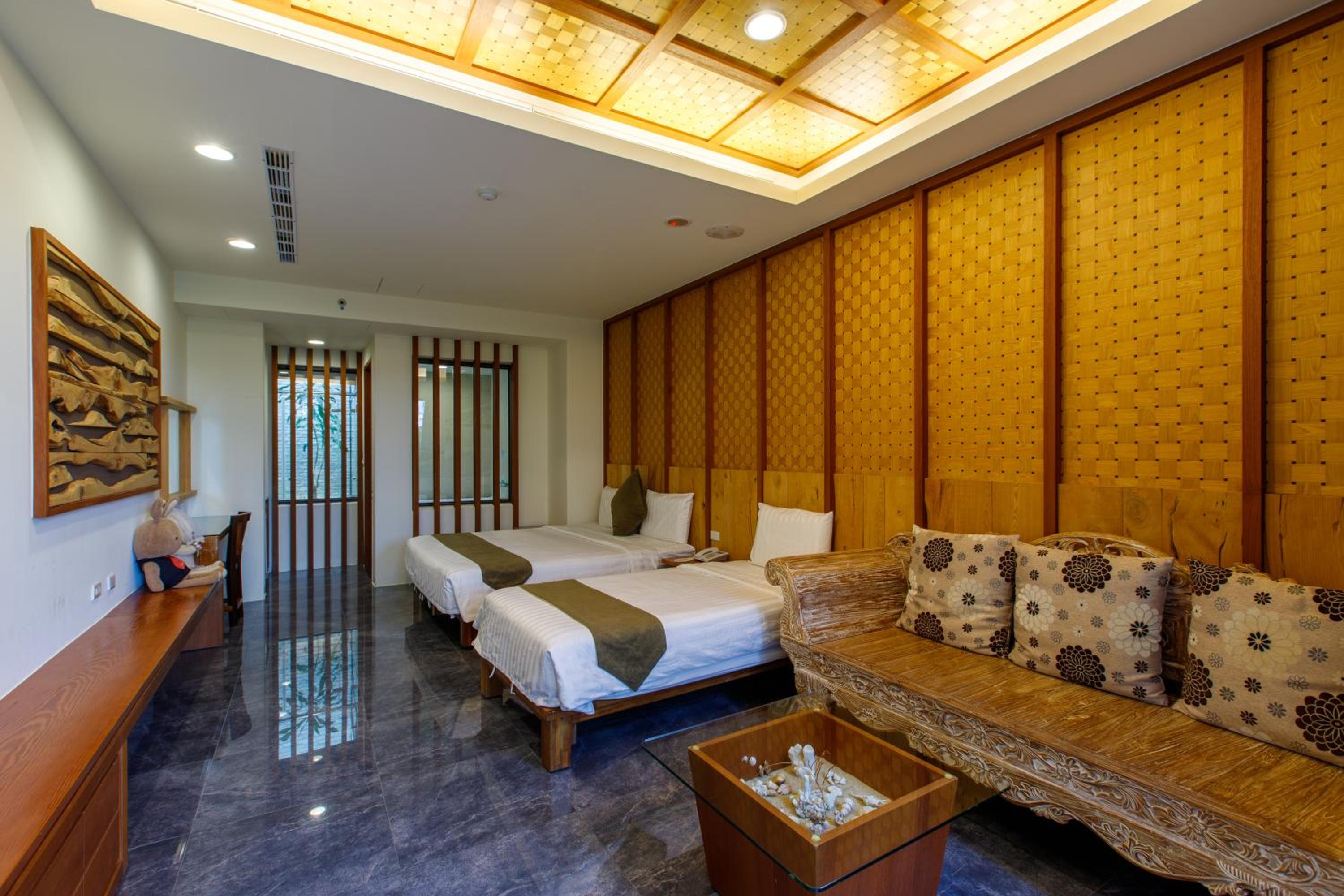 Garden View Deluxe Triple Room with Bathtub photo 3