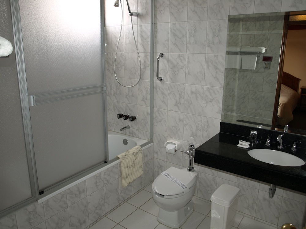 Standard Twin Room, 2 Double Beds - Photo 5