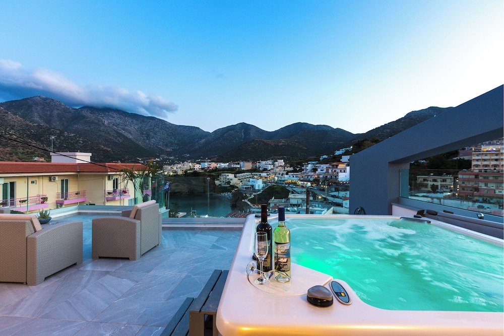 Deluxe Family Suite with Jacuzzi and Sea View 2\-5 Pax photo 3