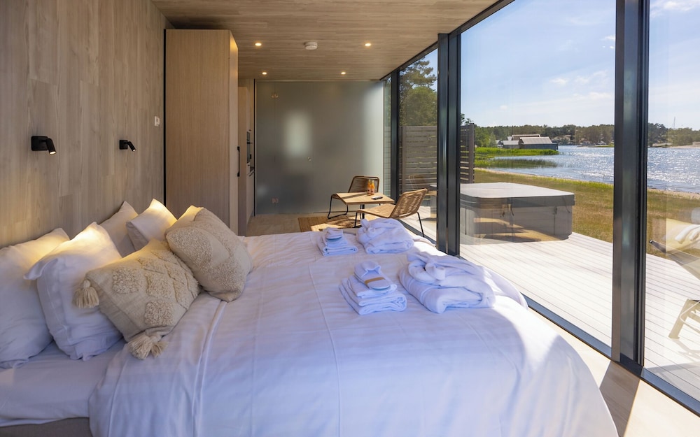 Exclusive Studio Suite, 1 Queen Bed, Ocean View