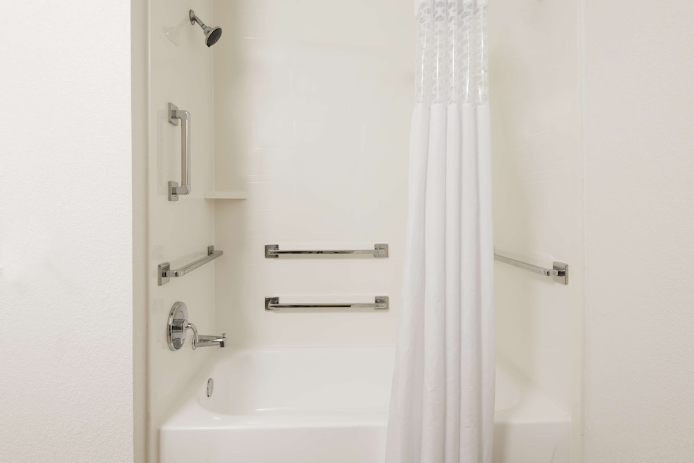 Room, 1 King Bed, Accessible, Bathtub - Photo 5