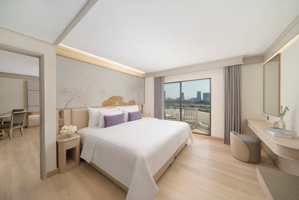 One Bedroom Balcony Residence Suite Lake View