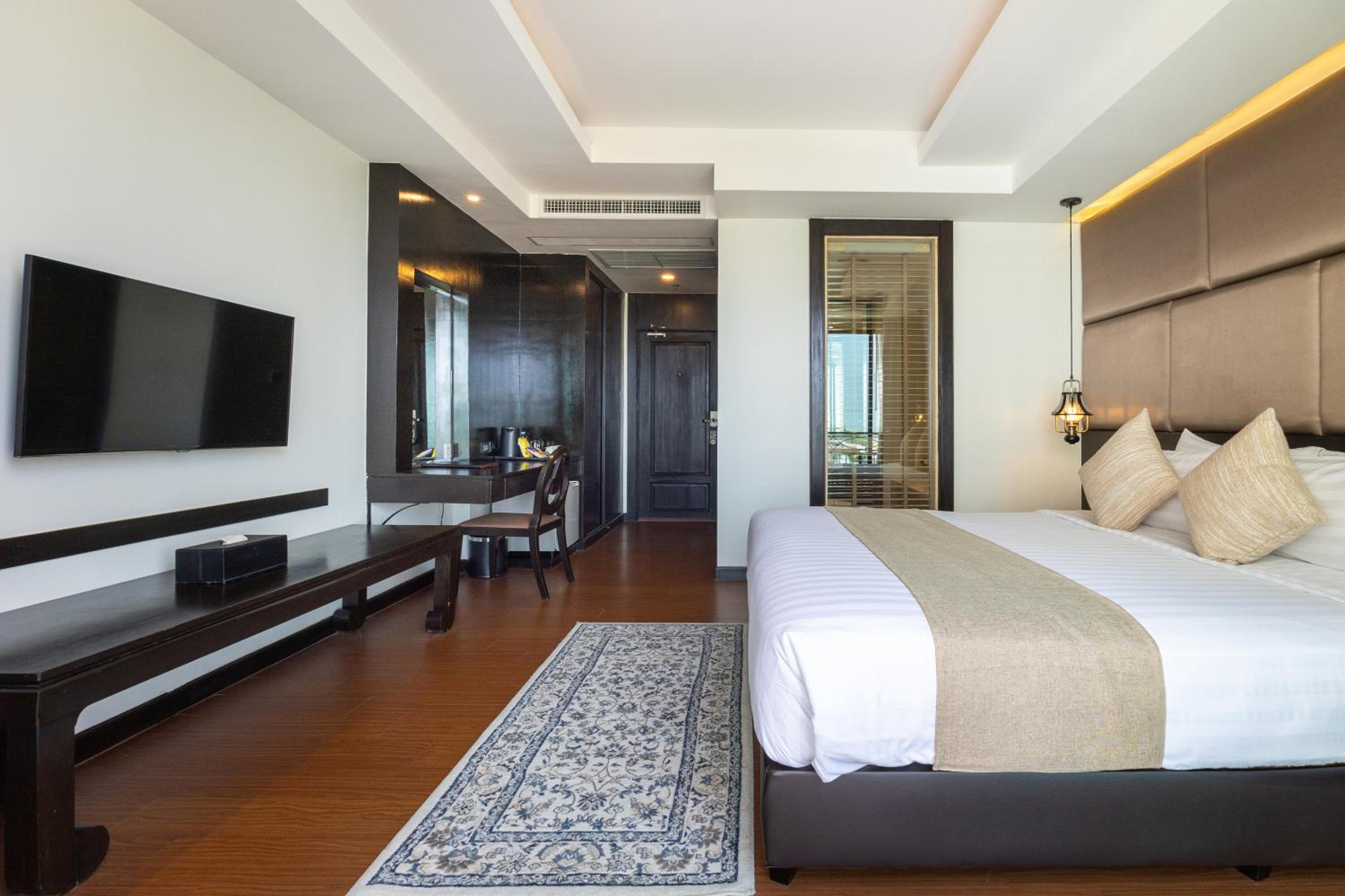 Deluxe Double Room with Side Sea View photo 3