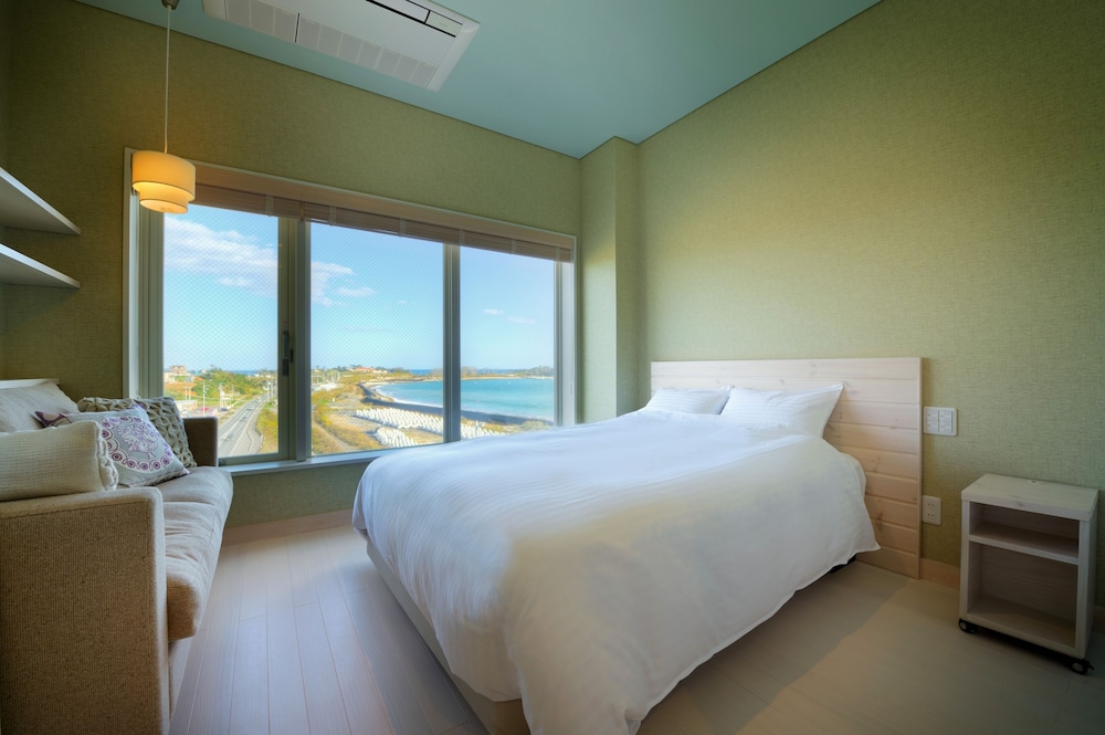 Double Room Single Use, 1 Large Twin Bed, Non Smoking, Ocean View photo 1