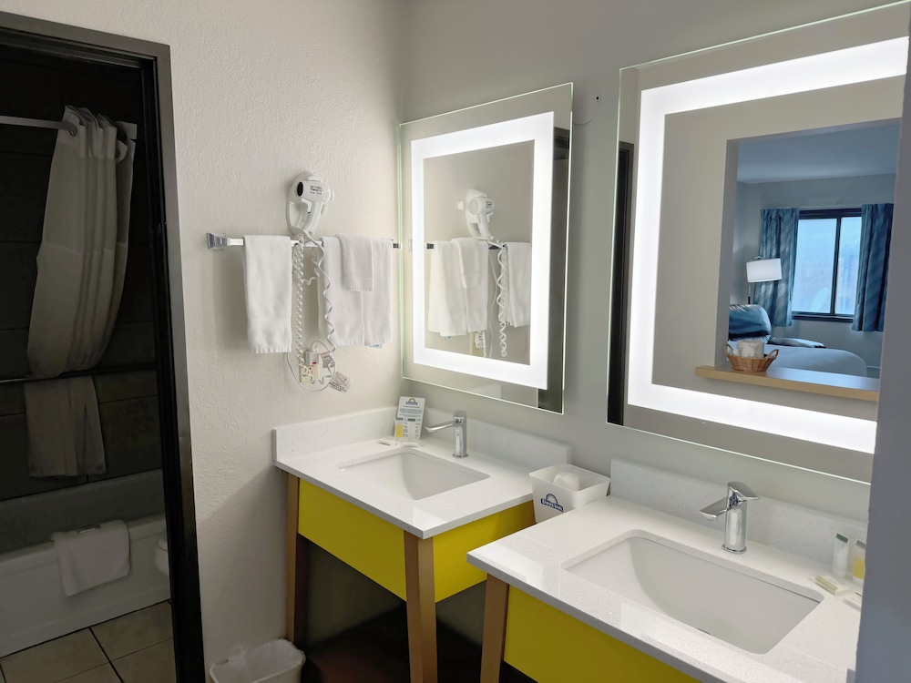 Business Room, 1 King Bed, Refrigerator - Photo 3