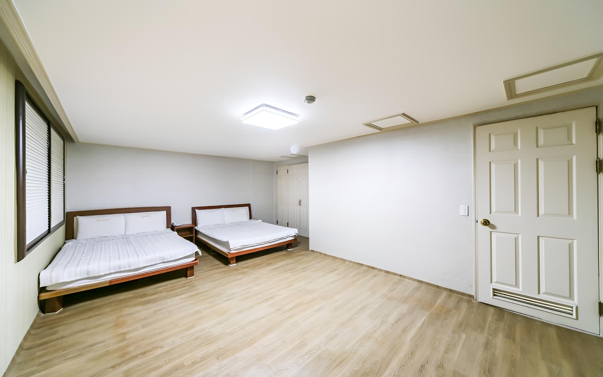 Room (Family room) - Photo 1