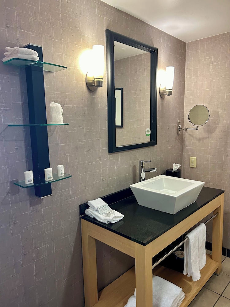 Suite, 1 Bedroom - Photo 2