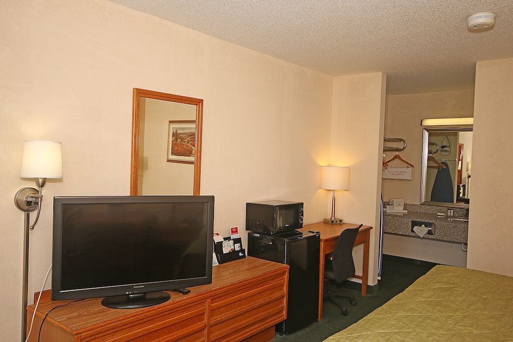 Standard Room, 1 King Bed, Smoking - Photo 3